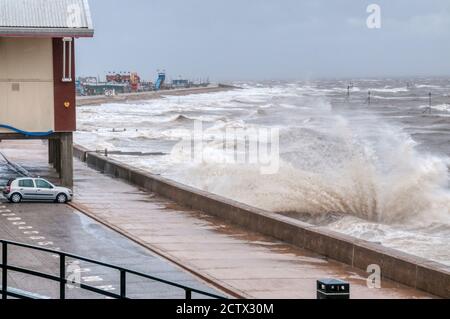 25. September 2020. Wetter in Großbritannien. Hunstanton, Norfolk. VEREINIGTES KÖNIGREICH. Für weite Teile von East Anglia gibt es eine Unwetterwarnung mit Winden von bis zu 65 mph, wie man sie in Norfolk sieht. Das Foto zeigt Wellen bei Flut, die über die Promenade vor den Überresten des alten Piers in Hunstanton an der Norfolk-Küste brechen. Credit UrbanImages-Nachrichten/Alamy. Stockfoto