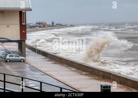 25. September 2020. Wetter in Großbritannien. Hunstanton, Norfolk. VEREINIGTES KÖNIGREICH. Für weite Teile von East Anglia gibt es eine Unwetterwarnung mit Winden von bis zu 65 mph, wie man sie in Norfolk sieht. Das Foto zeigt Wellen bei Flut, die über die Promenade vor den Überresten des alten Piers in Hunstanton an der Norfolk-Küste brechen. Credit UrbanImages-Nachrichten/Alamy. Stockfoto