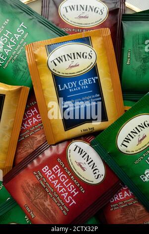 Auswahl an individuellen Twinings Teebeuteln Stockfoto