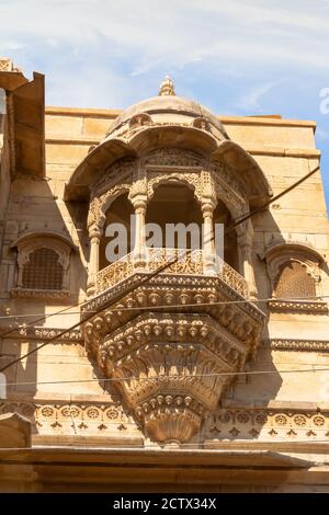 Jaisalmer, Rajasthan, Indien- Feb 17,2020.EINE Außenansicht EINES geschnitzten Balkons eines Haveli mit im Goldenen Fort im Portrait-Modus. Stockfoto