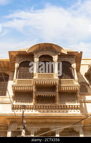 Jaisalmer, Rajasthan, Indien- Feb 17,2020.EINE Außenansicht EINES geschnitzten Balkons eines Haveli mit im Goldenen Fort im Portrait-Modus Stockfoto