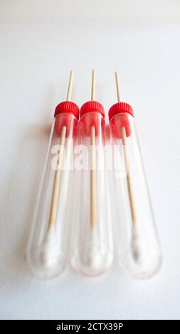 Sterile Teströhrchen auf weißem Hintergrund. Stockfoto