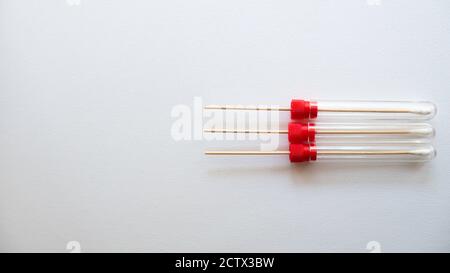 Sterile Teströhrchen auf weißem Hintergrund. Stockfoto