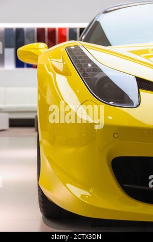 Gelb Ferrari 458 Italia im Showroom Stockfoto