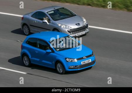 Ein Volkswagen VW Polo Match TSI Blue Car Hatchback Benzin aus dem Jahr 2016 auf der Autobahn M6 in der Nähe von Preston in Lancashire, Großbritannien. Stockfoto