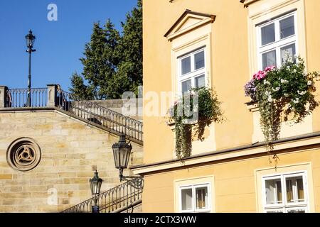 Tschechische Republik Prag Mehrfamilienhaus Mala Strana an der Karlsbrücke Stockfoto