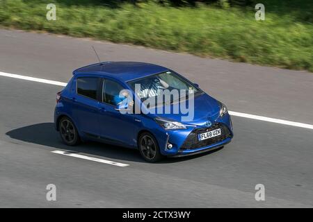 A 2018 Toyota Yaris Design VVT-I HEV CVT Blue Car Hatchback Hybrid Electric Fahren auf der Autobahn M6 in der Nähe von Preston in Lancashire, Großbritannien. Stockfoto