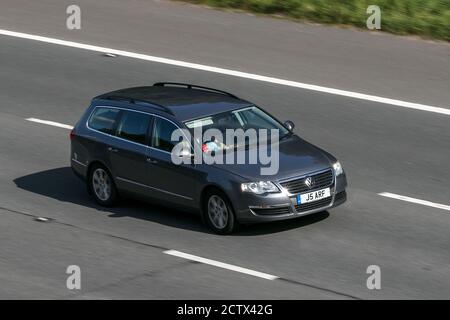 J5ARF 2007 Volkswagen VW Passat SE TDI Gray Car Estate Diesel Fahren auf der Autobahn M6 bei Preston in Lancashire, Großbritannien. Stockfoto