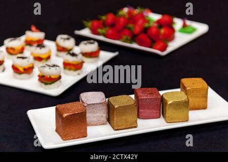 Catering, diverse leckere Desserts auf Buffettellern. Catering, verschiedene Snacks auf Tellern Stockfoto