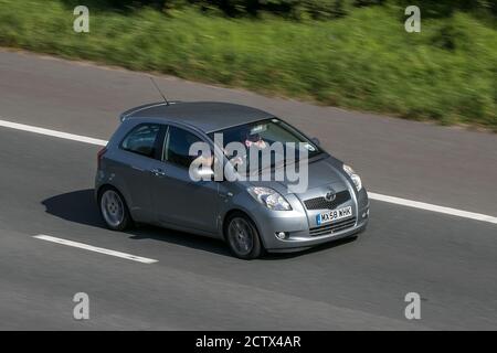 2008 Toyota Yaris SR Silver Car Hatchback Diesel fährt auf der M6 bei Preston in Lancashire, Großbritannien. Stockfoto