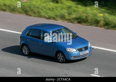 2008 Volkswagen VW Polo Match 80 Blue Car Hatchback Benzin Fahren auf der M6 bei Preston in Lancashire, UK. Stockfoto