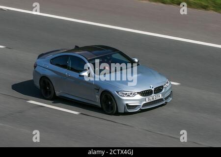 SL16OTH 2016 430 BHP BMW M4 Blue Car Coupe Benzin Fahren auf der M6 bei Preston in Lancashire, UK. Stockfoto