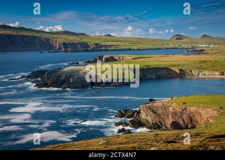 Abendsonne über Ballyferriter Bay, Sybil Point und den Gipfeln der Three Sisters, Dingle Peninsula, County Kerry, Irland. Stockfoto