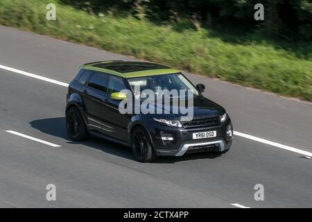 2011 Black Land Rover Range Rover Evoque Auto-SUV Diesel Fahren auf der Autobahn M6 in der Nähe von Preston in Lancashire, Großbritannien. Stockfoto