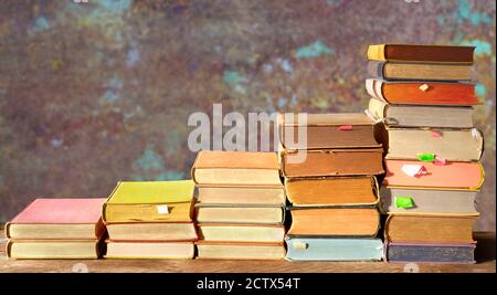 Stapel von mehrfarbigen Büchern. Lesen, Literatur, Bildung, Bibliothek, Home Office-Konzept, grungy Hintergrund, Kopierraum Stockfoto