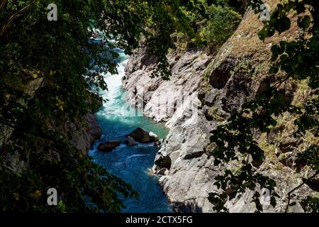 Stürmischer Fluss Belaya in der Khadschokh Schlucht. Wunderschöne Landschaften, Schluchten und Schluchten. Stockfoto