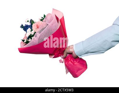 Hand hält einen schönen Strauß mit Rosen. Isoliert auf weißem Hintergrund. Mann gibt einen Strauß Rosen Stockfoto