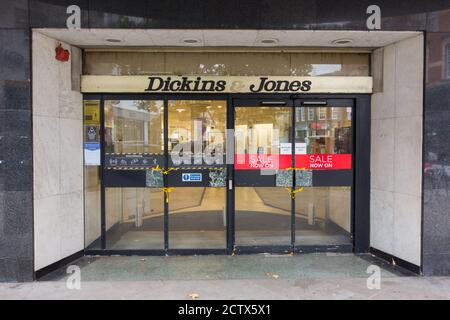 Beschilderung vor dem Eingang zum Kaufhaus Mike Ashley's House of Fraser (ehemals Dickins & Jones), George Street, Richmond, Surrey, Großbritannien Stockfoto