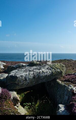 Ein Scillonian Eingang Grab auf Porth Hellick Down, St. Mary's mit der Scillonian III Fähre in der Ferne Stockfoto