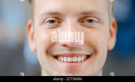 Nahaufnahme eines schönen jungen Blondine männliche Portrait Shot. Er ist ein professioneller Mitarbeiter. Der Mann schaut und smiles an Kamera. Drückt Erfolg und Glück aus Stockfoto