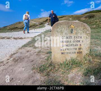 South West Coast Path Steinmarkierung auf der Klippe Fußweg Von Lulworth Cove bis Durdle Door an der Jurassic Coast Weltkulturerbe in Dorset Stockfoto