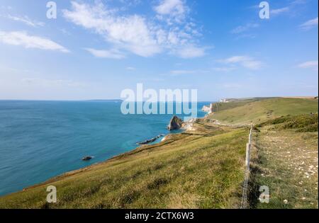 Panorama-KüstenklippenDraufsicht vom South West Coast Path Von Lulworth Cove bis Durdle Door an der Jurassic Coast Weltkulturerbe in Dorset Stockfoto