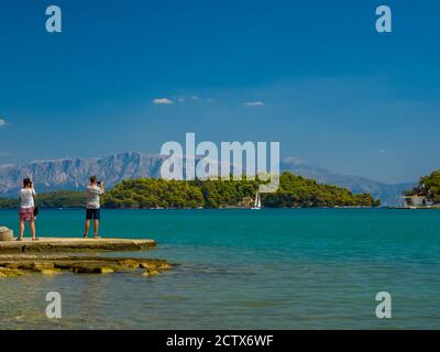 Saiing Schiff in der Bucht von Nidri in Griechenland Stockfoto