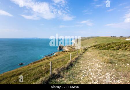 Panorama-KüstenklippenDraufsicht vom South West Coast Path Von Lulworth Cove bis Durdle Door an der Jurassic Coast Weltkulturerbe in Dorset Stockfoto