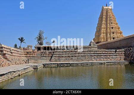 Virupaksha Temple Blick von der Rückseite mit Teich, gelegen in den Ruinen der alten Stadt Vijayanagar in Hampi, Indien. Stockfoto