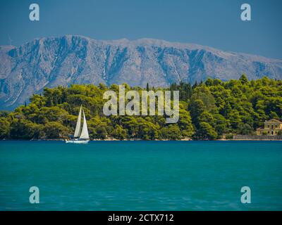 Saiing Schiff in der Bucht von Nidri in Griechenland Stockfoto