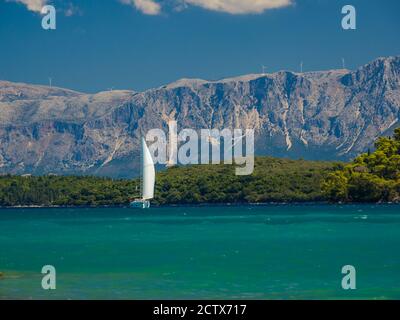 Saiing Schiff in der Bucht von Nidri in Griechenland Stockfoto