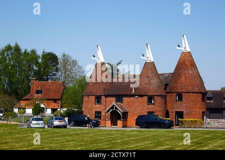 Manor Farm Oast, ein großes umgebautes Oasthaus neben dem Wealdway Fernwanderweg, Lower Haysden, Kent, England Stockfoto