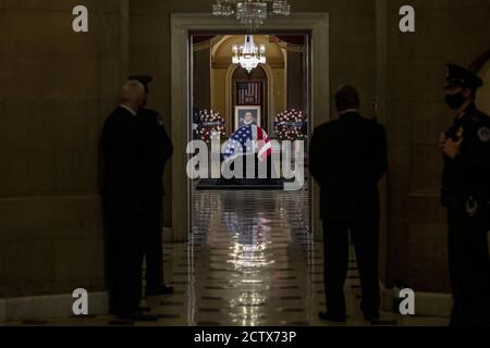 Washington, Usa. September 2020. AM 25. September 2020 LIEGT DIE US-amerikanische Richterin Ruth Bader Ginsburg in der Statuarhalle des US-Kapitols in Washington, DC. Justice Ginsburg, die zweite Frau, die am Obersten Gerichtshof dient, ist die erste Frau, die im US-Kapitol liegt. Pool Foto von Shawn Thew/UPI Kredit: UPI/Alamy Live Nachrichten Stockfoto