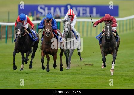 Kameko mit Oisin Murphy (rechts) gewinnt die Shadwell Joel Stakes am zweiten Tag des Cambridgeshire Meetings auf der Newmarket Racecourse. Stockfoto