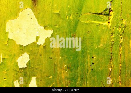 Die Textur einer alten zerfetzten Wand mit abblätternder grüner Farbe. Stockfoto