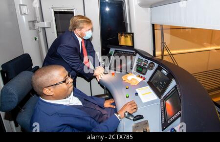 König Willem-Alexander der Niederlande am Eingang der U-Bahn Europaplein in Amsterdam, am 25. September 2020, wurde die Linie, offiziell Metro 52, im Juli 2018 für einen Arbeitsbesuch auf der Nord-Süd-Linie in Betrieb genommen und verläuft über acht Stationen eine Länge von 9.7 Kilometern Foto: Albert Nieboer/Niederlande OUT/Point De Vue Out Stockfoto