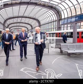 König Willem-Alexander der Niederlande am Eingang der U-Bahn Europaplein in Amsterdam, am 25. September 2020, wurde die Linie, offiziell Metro 52, im Juli 2018 für einen Arbeitsbesuch auf der Nord-Süd-Linie in Betrieb genommen und verläuft über acht Stationen eine Länge von 9.7 Kilometern Foto: Albert Nieboer/Niederlande OUT/Point De Vue Out Stockfoto