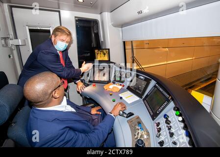 König Willem-Alexander der Niederlande am Eingang der U-Bahn Europaplein in Amsterdam, am 25. September 2020, wurde die Linie, offiziell Metro 52, im Juli 2018 für einen Arbeitsbesuch auf der Nord-Süd-Linie in Betrieb genommen und verläuft über acht Stationen eine Länge von 9.7 Kilometern Foto: Albert Nieboer/Niederlande OUT/Point De Vue Out Stockfoto