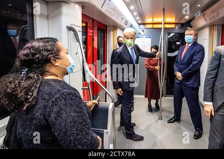 König Willem-Alexander der Niederlande am Eingang der U-Bahn Europaplein in Amsterdam, am 25. September 2020, wurde die Linie, offiziell Metro 52, im Juli 2018 für einen Arbeitsbesuch auf der Nord-Süd-Linie in Betrieb genommen und verläuft über acht Stationen eine Länge von 9.7 Kilometern Foto: Albert Nieboer/Niederlande OUT/Point De Vue Out Stockfoto