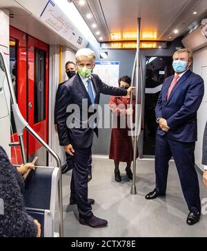 König Willem-Alexander der Niederlande am Eingang der U-Bahn Europaplein in Amsterdam, am 25. September 2020, wurde die Linie, offiziell Metro 52, im Juli 2018 für einen Arbeitsbesuch auf der Nord-Süd-Linie in Betrieb genommen und verläuft über acht Stationen eine Länge von 9.7 Kilometern Foto: Albert Nieboer/Niederlande OUT/Point De Vue Out Stockfoto