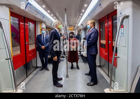 König Willem-Alexander der Niederlande am Eingang der U-Bahn Europaplein in Amsterdam, am 25. September 2020, wurde die Linie, offiziell Metro 52, im Juli 2018 für einen Arbeitsbesuch auf der Nord-Süd-Linie in Betrieb genommen und verläuft über acht Stationen eine Länge von 9.7 Kilometern Foto: Albert Nieboer/Niederlande OUT/Point De Vue Out Stockfoto