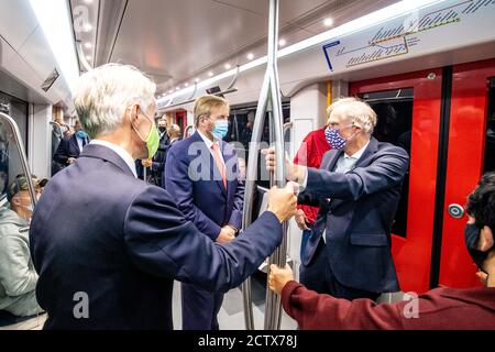 König Willem-Alexander der Niederlande am Eingang der U-Bahn Europaplein in Amsterdam, am 25. September 2020, wurde die Linie, offiziell Metro 52, im Juli 2018 für einen Arbeitsbesuch auf der Nord-Süd-Linie in Betrieb genommen und verläuft über acht Stationen eine Länge von 9.7 Kilometern Foto: Albert Nieboer/Niederlande OUT/Point De Vue Out Stockfoto