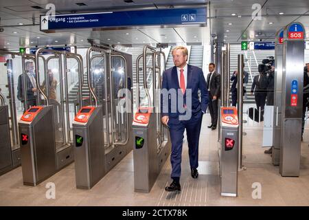 König Willem-Alexander von den Niederlanden kommt am Eingang der U-Bahn Europaplein in Amsterdam, am 25. September 2020, für einen Arbeitsbesuch auf der Nord-Süd-Linie, die Linie, offiziell Metro 52, wurde in Gebrauch im Juli 2018 und läuft eine Länge von 9.7 Kilometern über acht Stationen Foto: Albert Nieboer/Niederlande OUT/Point De Vue Out Stockfoto