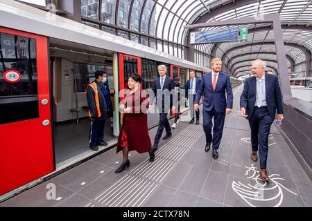 König Willem-Alexander der Niederlande am Eingang der U-Bahn Europaplein in Amsterdam, am 25. September 2020, wurde die Linie, offiziell Metro 52, im Juli 2018 für einen Arbeitsbesuch auf der Nord-Süd-Linie in Betrieb genommen und verläuft über acht Stationen eine Länge von 9.7 Kilometern Foto: Albert Nieboer/Niederlande OUT/Point De Vue Out Stockfoto