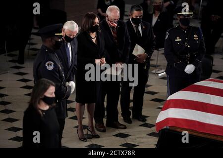 Washington, Usa. September 2020. Der Vorsitzende der Mehrheitshausmacht Steny Hoyer (D-MD.), die demokratische Vizekandidatin Kamala Harris, der Fraktionsvorsitzende Steve Scalise (R-La.) und der Abgeordnete Ben Lujan (D-N.M.) zollen ihren Respekt, da die verstorbene Justizministerin Ruth Bader Ginsburg am Freitag, den 25. September, in der National Statuary Hall im US-Kapitol liegt. 2020 in Washington, DC. Ginsburg ist die erste Frau, die im Staat am Kapitol liegt. Pool Foto von Greg Nash/UPI Kredit: UPI/Alamy Live Nachrichten Stockfoto