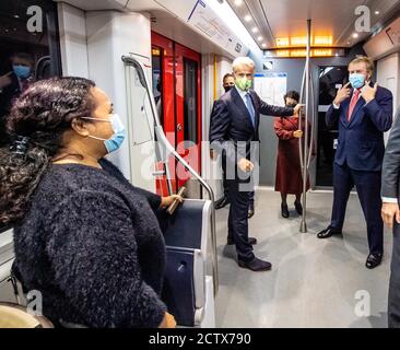 König Willem-Alexander der Niederlande am Eingang der U-Bahn Europaplein in Amsterdam, am 25. September 2020, wurde die Linie, offiziell Metro 52, im Juli 2018 für einen Arbeitsbesuch auf der Nord-Süd-Linie in Betrieb genommen und verläuft über acht Stationen eine Länge von 9.7 Kilometern Foto: Albert Nieboer/Niederlande OUT/Point De Vue Out Stockfoto