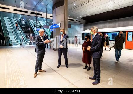 König Willem-Alexander der Niederlande am Eingang der U-Bahn Europaplein in Amsterdam, am 25. September 2020, wurde die Linie, offiziell Metro 52, im Juli 2018 für einen Arbeitsbesuch auf der Nord-Süd-Linie in Betrieb genommen und verläuft über acht Stationen eine Länge von 9.7 Kilometern Foto: Albert Nieboer/Niederlande OUT/Point De Vue Out Stockfoto