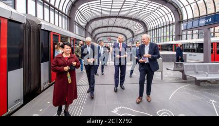 König Willem-Alexander der Niederlande am Eingang der U-Bahn Europaplein in Amsterdam, am 25. September 2020, wurde die Linie, offiziell Metro 52, im Juli 2018 für einen Arbeitsbesuch auf der Nord-Süd-Linie in Betrieb genommen und verläuft über acht Stationen eine Länge von 9.7 Kilometern Foto: Albert Nieboer/Niederlande OUT/Point De Vue Out Stockfoto