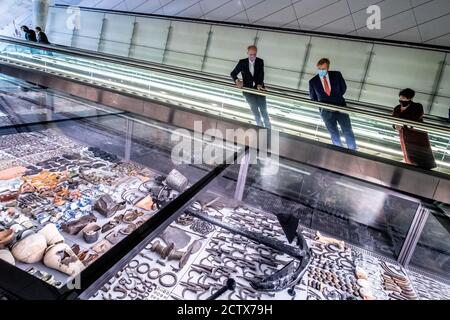 König Willem-Alexander der Niederlande am Eingang der U-Bahn Europaplein in Amsterdam, am 25. September 2020, wurde die Linie, offiziell Metro 52, im Juli 2018 für einen Arbeitsbesuch auf der Nord-Süd-Linie in Betrieb genommen und verläuft über acht Stationen eine Länge von 9.7 Kilometern Foto: Albert Nieboer/Niederlande OUT/Point De Vue Out Stockfoto