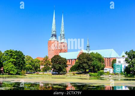 Catherdal Kirche (Dom) mit See, blauer Himmel in Lübeck (Lübeck), Schleswig-Holstein, Deutschland Stockfoto